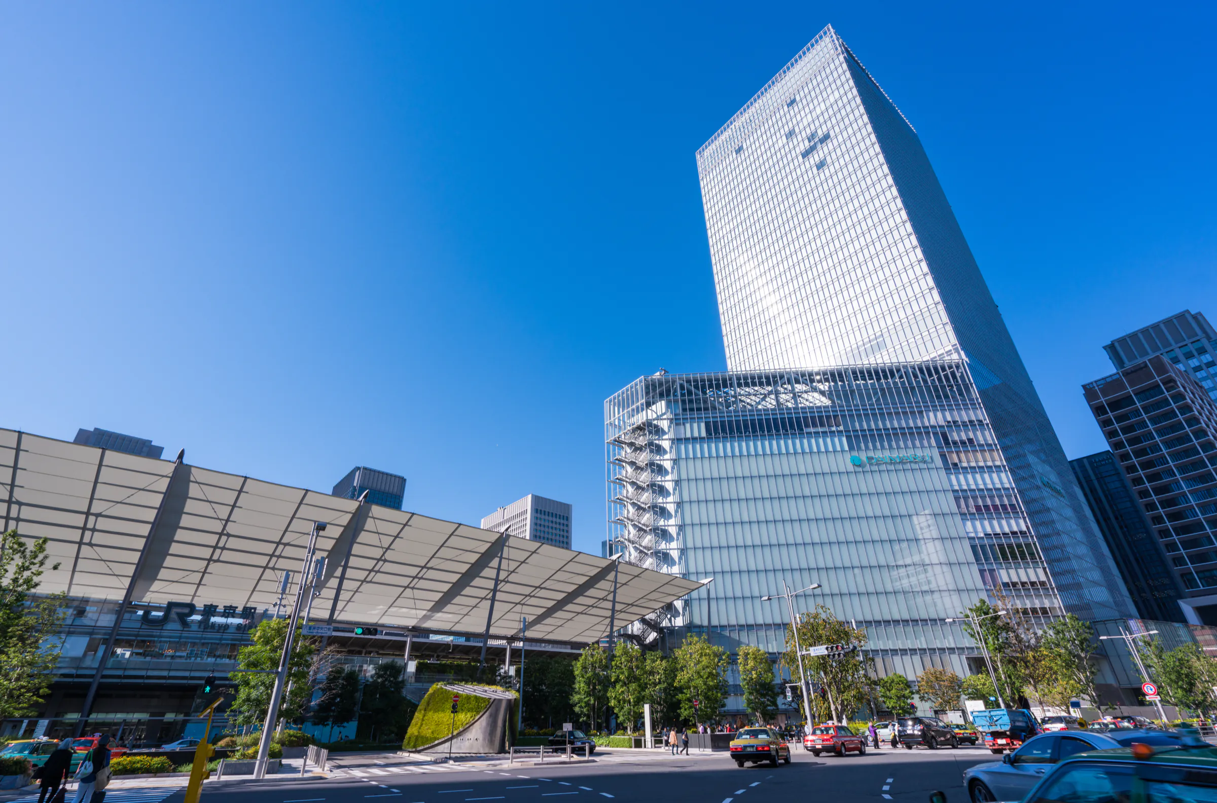 東京駅八重洲口の駅前風景。当院はこの一帯にあります
